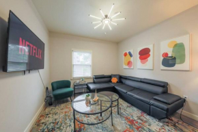 Minutes to Broadway KING bed with optional garage parking